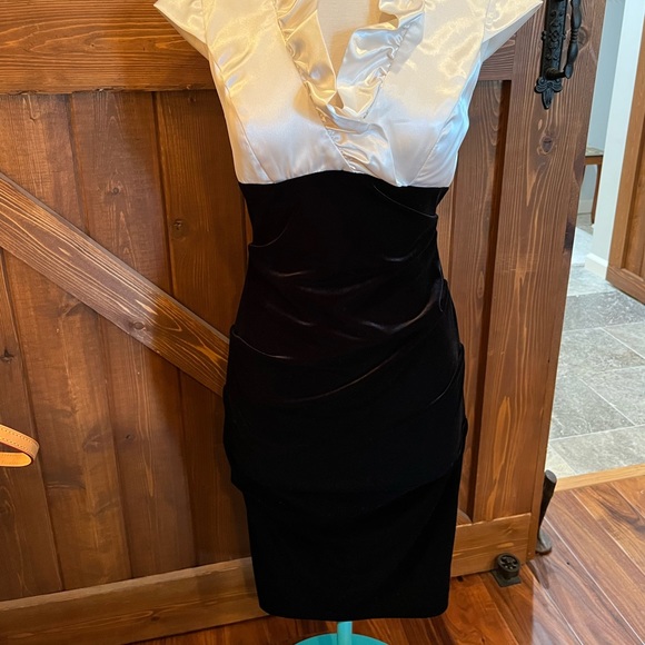 XSCAPE by “Joanna Shen Black” velvet and satin cream Dress Size 4 - Picture 2 of 11